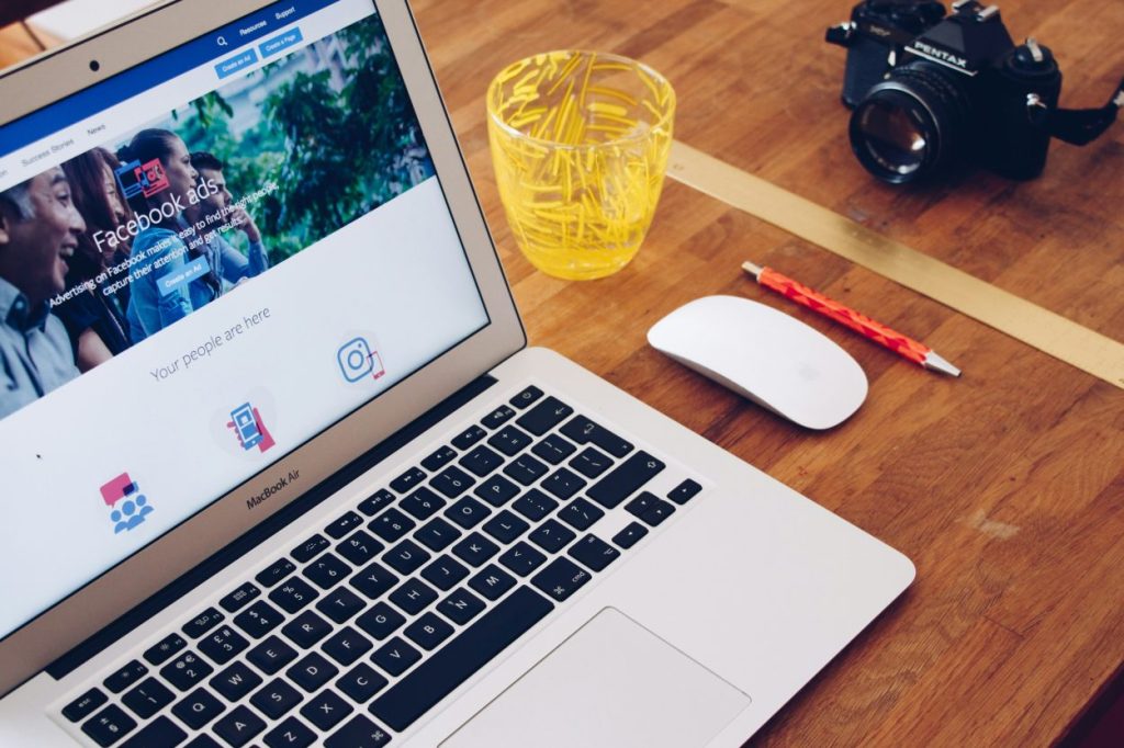Macbook Air avec Facebook Ads